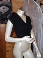 petit top cache coeur noir taille 36 à 5 euros