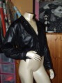 veste stylée  noire  matière satin brillant taille 38 à 7 euros